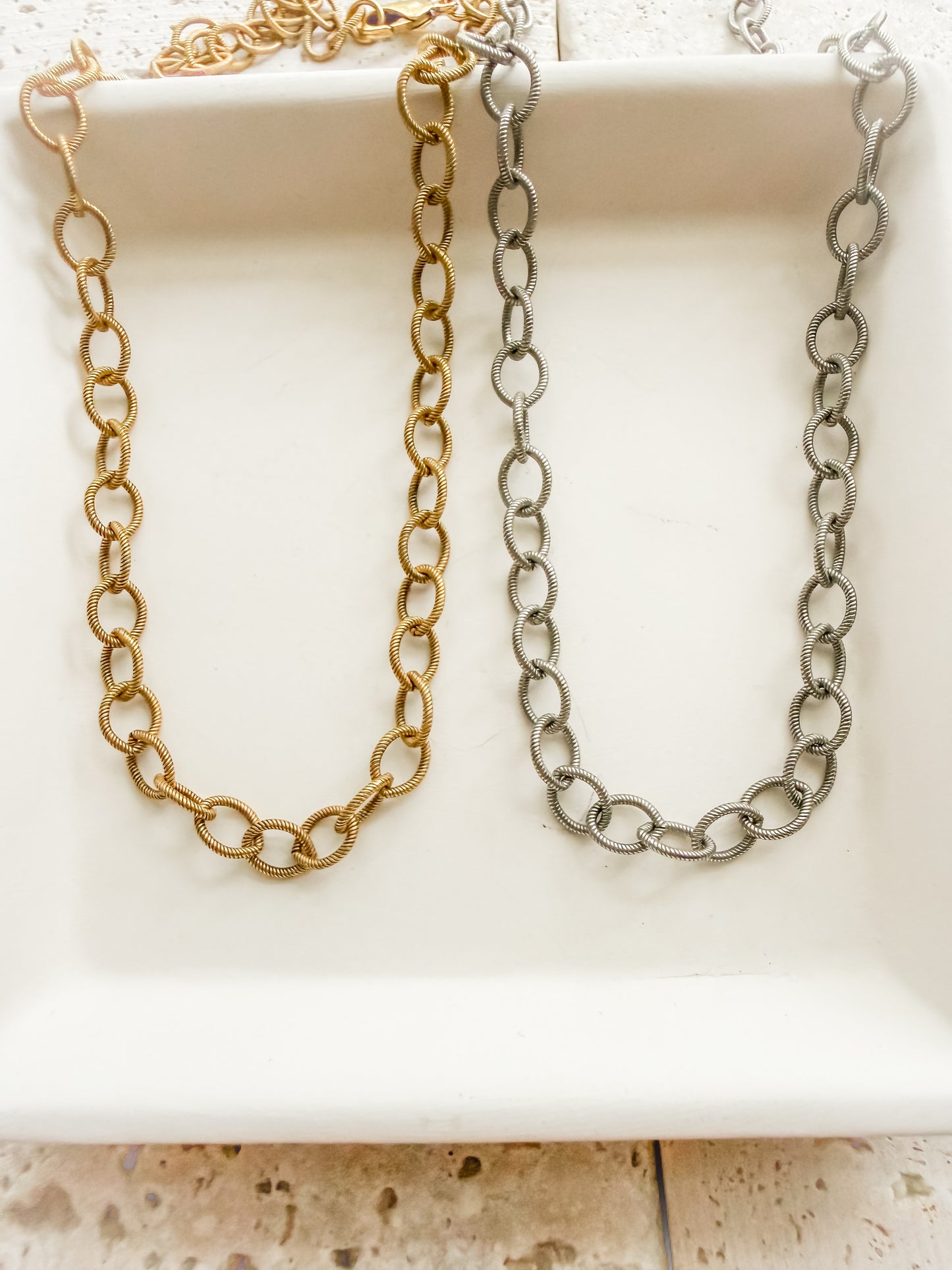 Textured Oval Base Chain Necklace